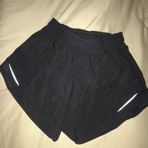 Black Lululemon hotty hot short 4”